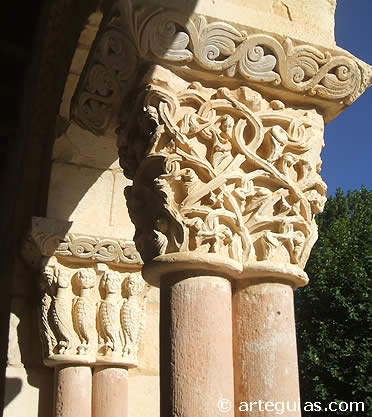 Capiteles ricamente decorados del p&oacute;rtico