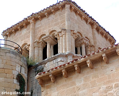 La torre, a pesar de algunas diferencias, se inspira en la de San Pedro de Tejada