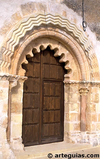 Puerta de la iglesia de la Virgen del Olmo