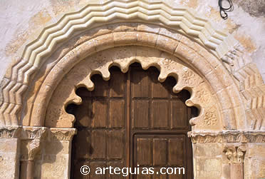 Arquivoltas de la puerta de la iglesia de la Virgen del Olmo