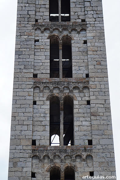 Ventanales b&iacute;foros con columnas y decoraci&oacute;n lombarda