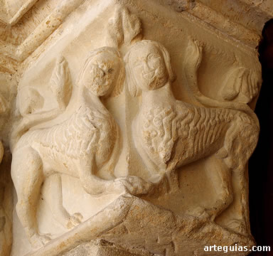 Pareja de esfinges en una de las mochetas