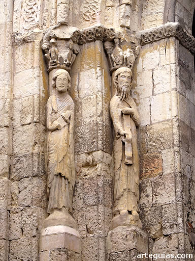 Estatuas columna del p&oacute;rtico occidental