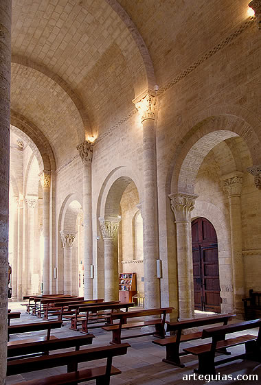 Interior de la nave central de San Mart&iacute;n de Fr&oacute;mista