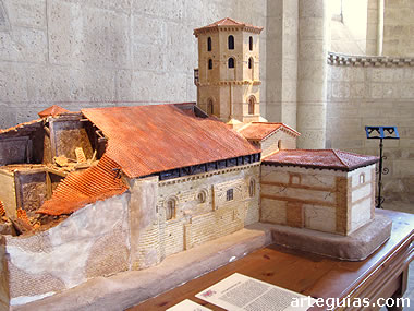 Maqueta que muestra el estado de la iglesia antes de la restauraci&oacute;n de An&iacute;bal &Aacute;lvarez