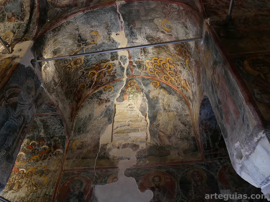 La iglesia de Agios Petros de Kastania est&aacute; repleta de pinturas murales en su interior