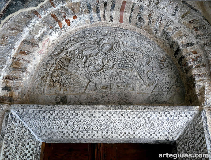 Dintel y t&iacute;mpano de la puerta occidental de la iglesia de Agios Petros de Kastania