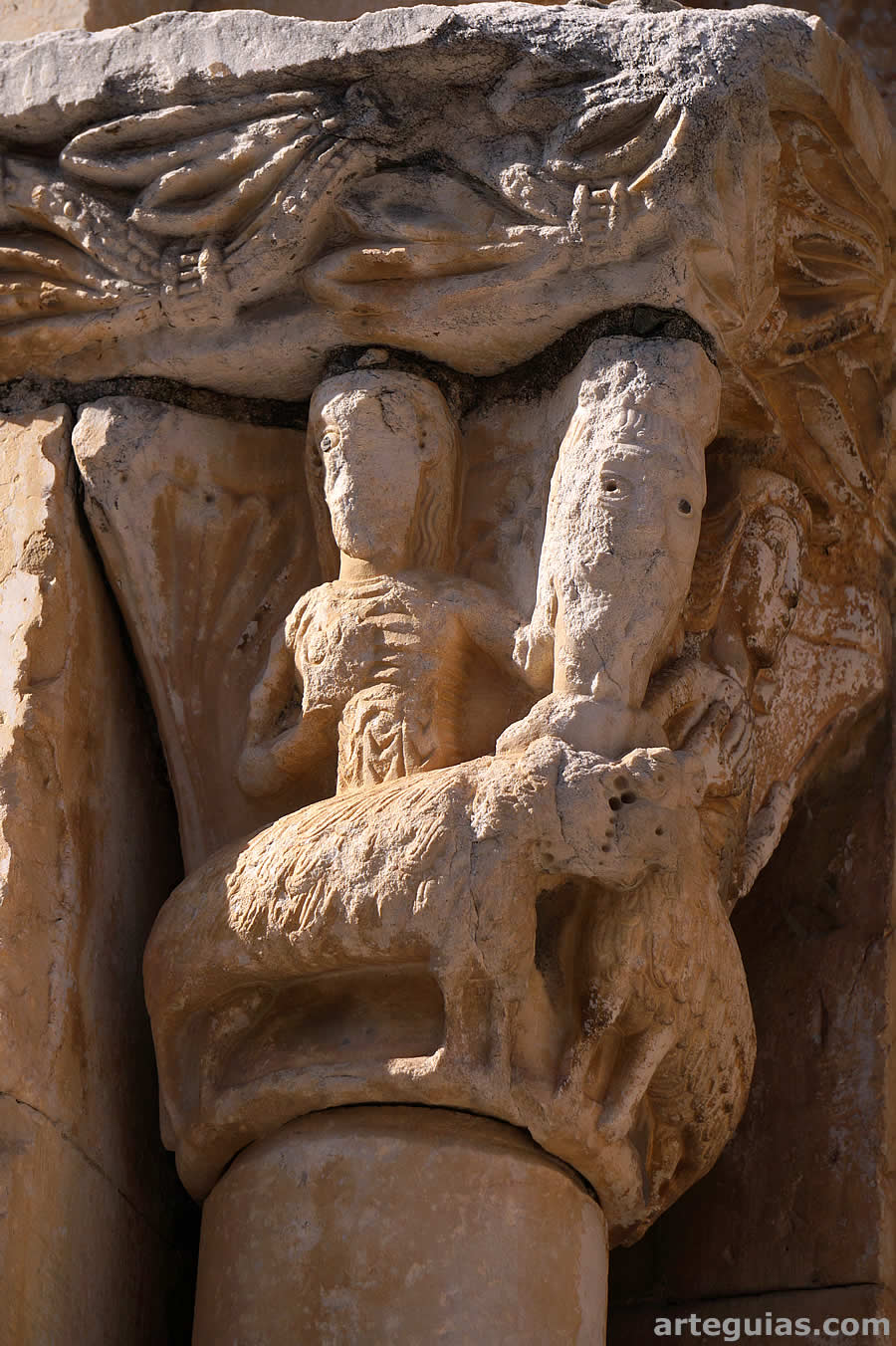 Capitel de la puerta