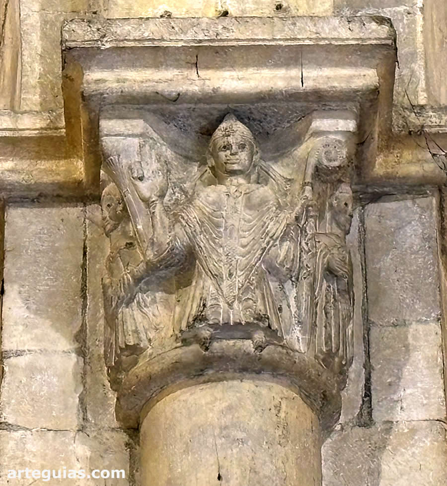 Capitel de la cabecera con la figura de un abad u obispo
