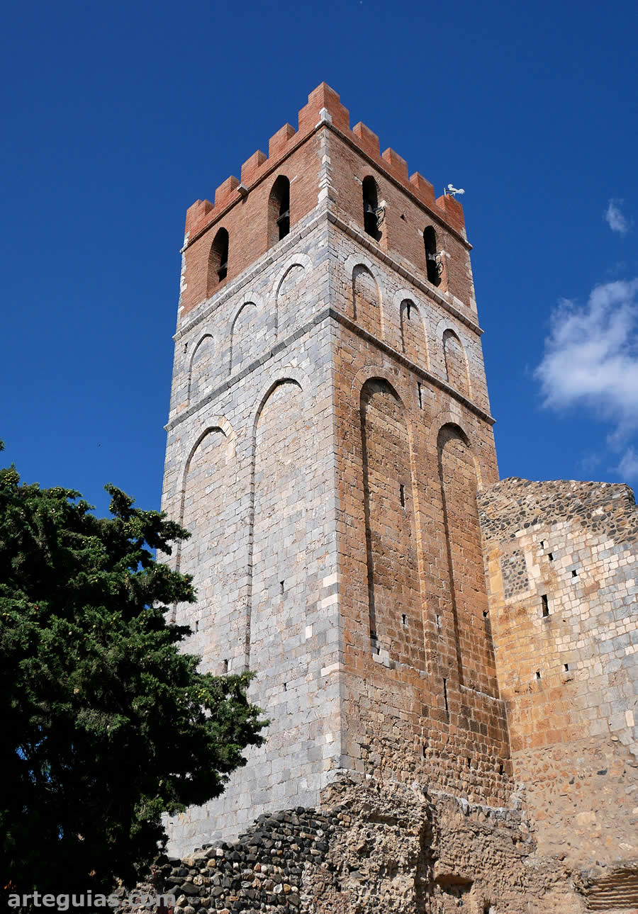 Monumental torre-campanario