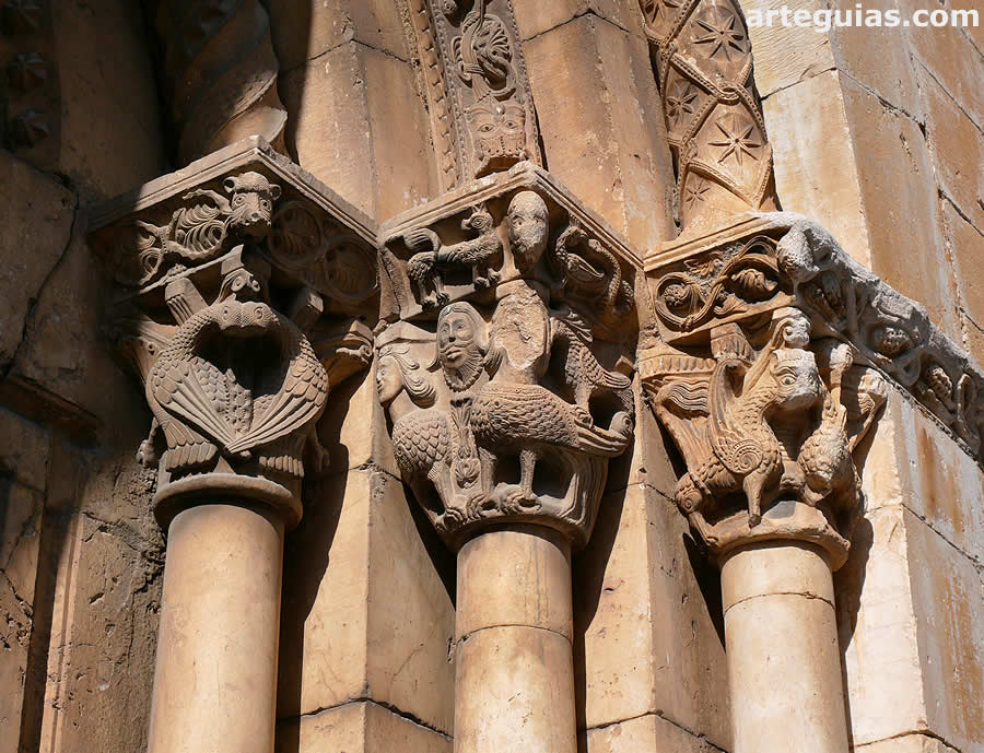 Columnas del lado este de la puerta rom&aacute;nica de la iglesia