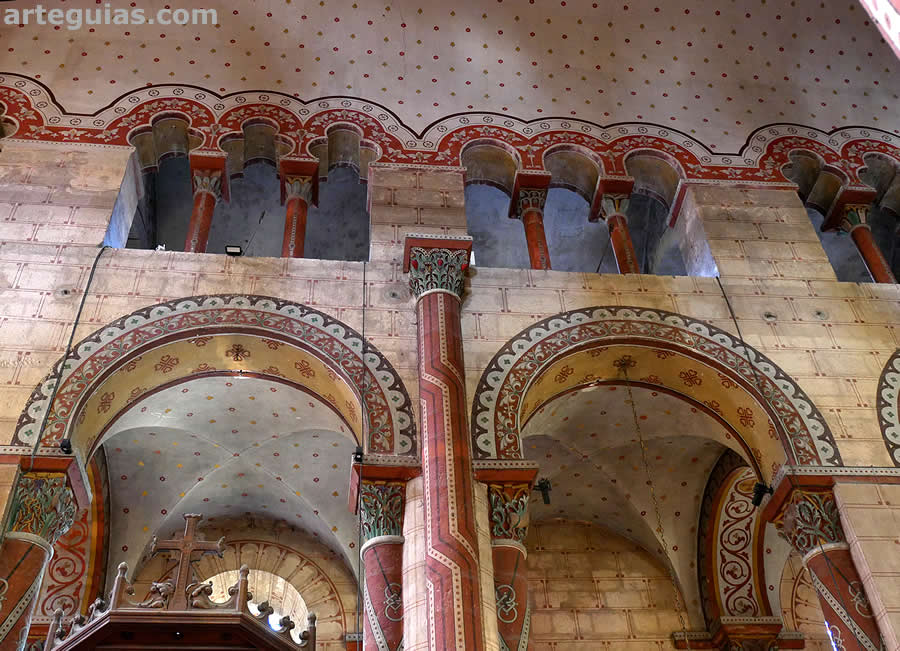 Alzado de la nave central con la tribuna