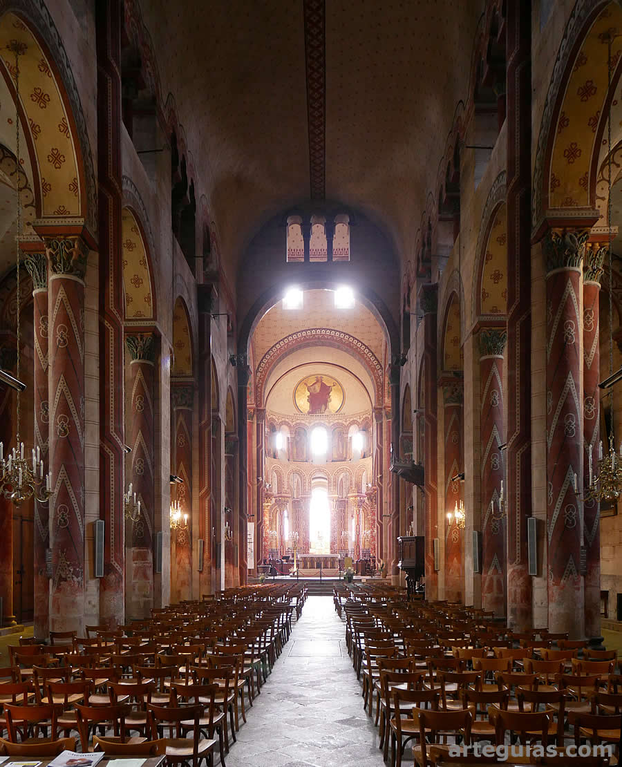 Interior de la iglesia de la abadía de Issoire