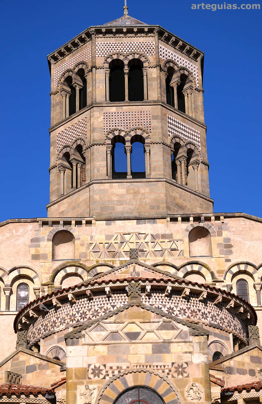Macizo barlongo y torre campanario de la iglesia de Isooire