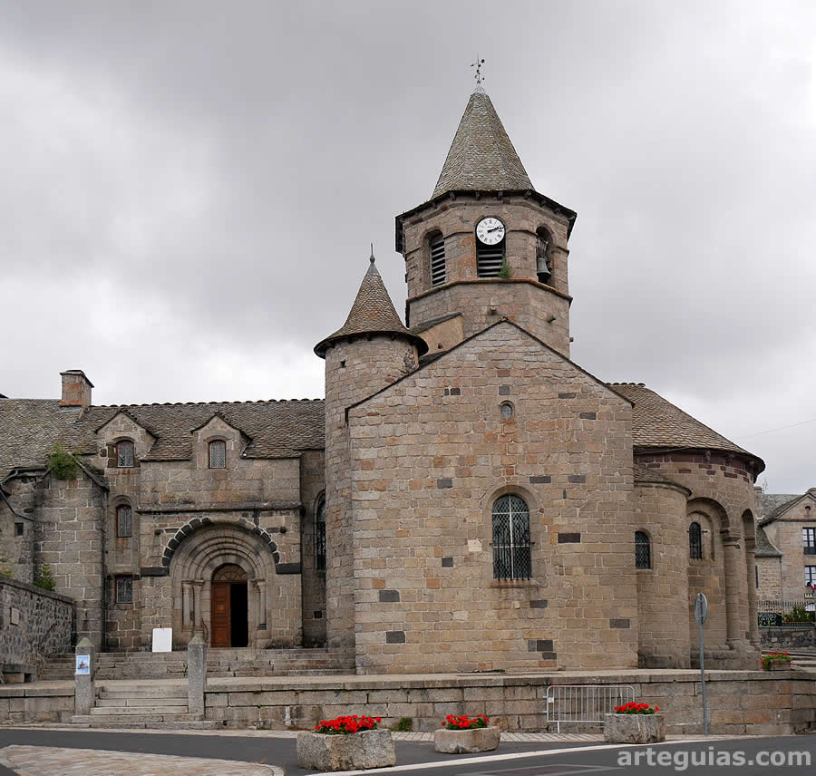 Vista meridional de la iglesia de Nasbinals