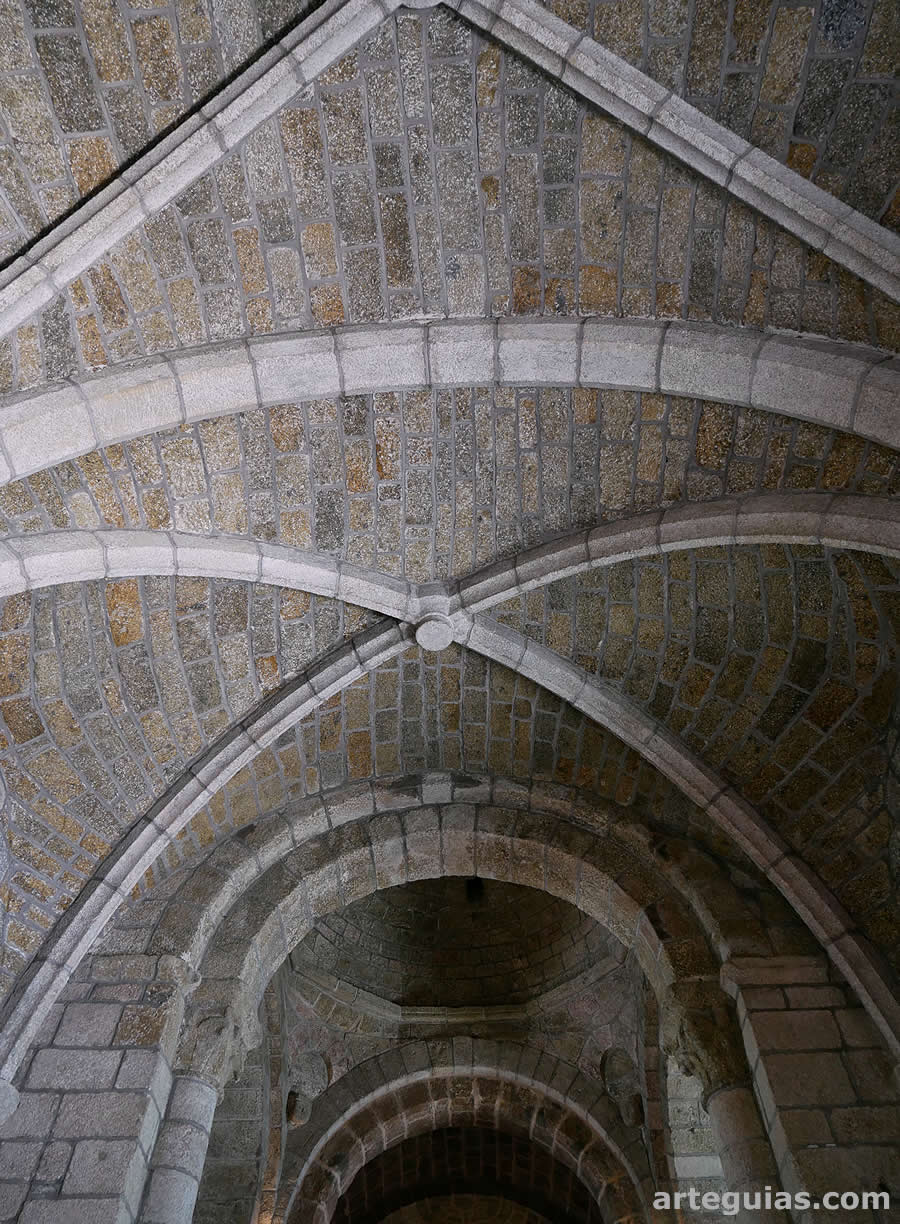 B&oacute;veda de crucer&iacute;a de la nave que fue levaantada tras su ruina