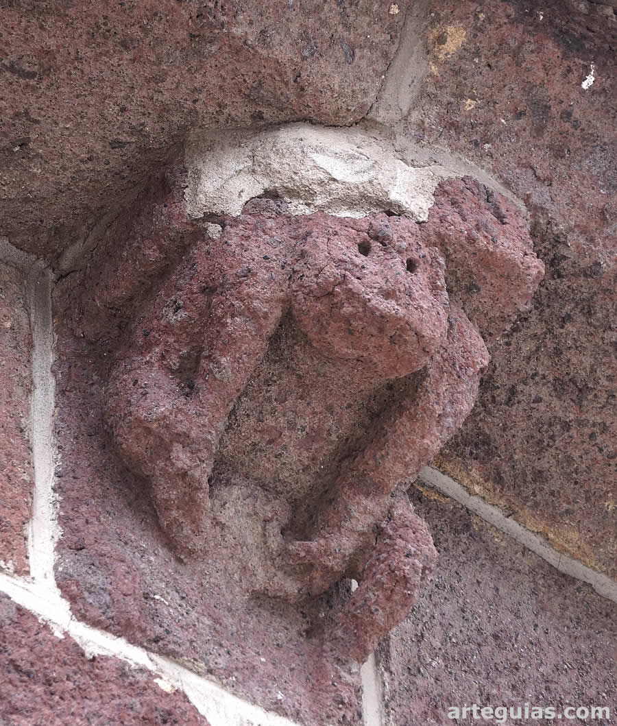 Canecillo con un mono