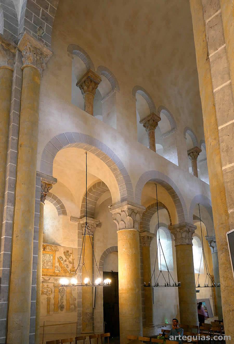 Alzado de la nave central de la iglesia de Saint-Nectaire