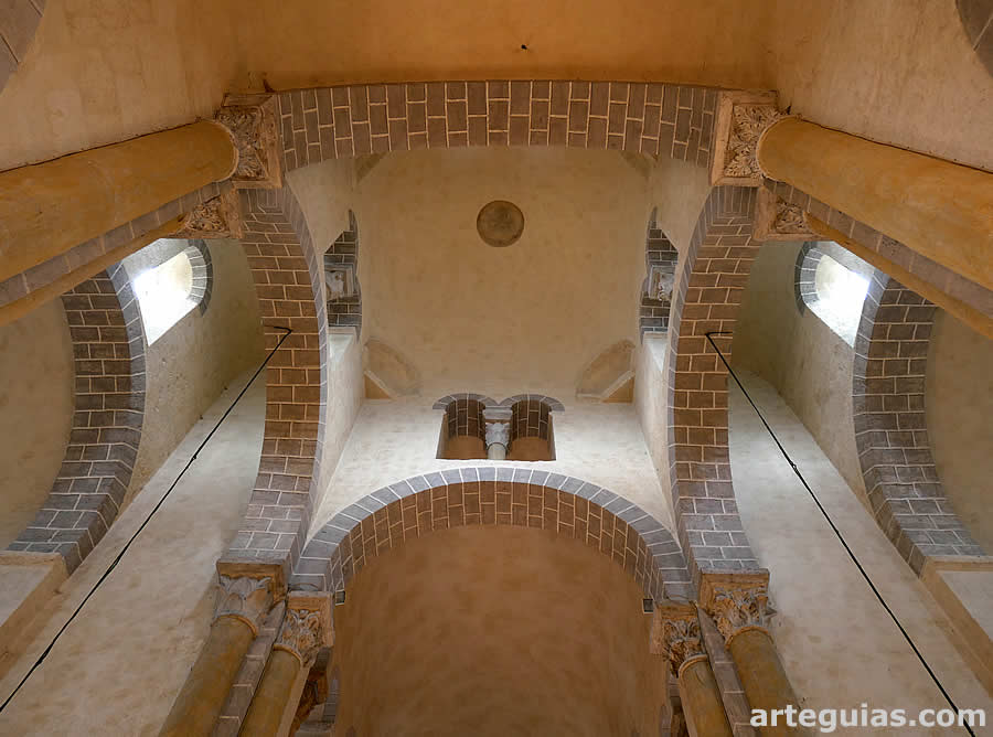 Cúpula que sostiene el macizo barlongo de la iglesia de Saint-Nectaire