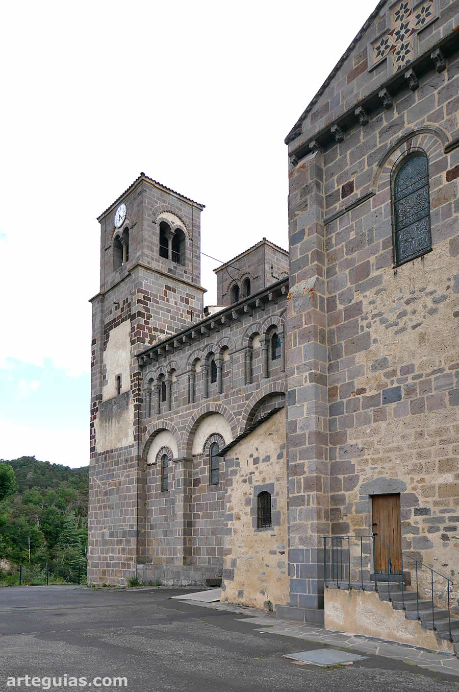 Costado meridional del templo románico de Saint-Nectaire