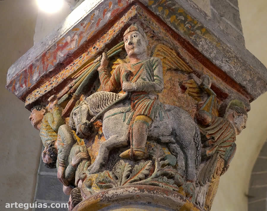 Capitel con uno de los jinetes del Apocalipsis