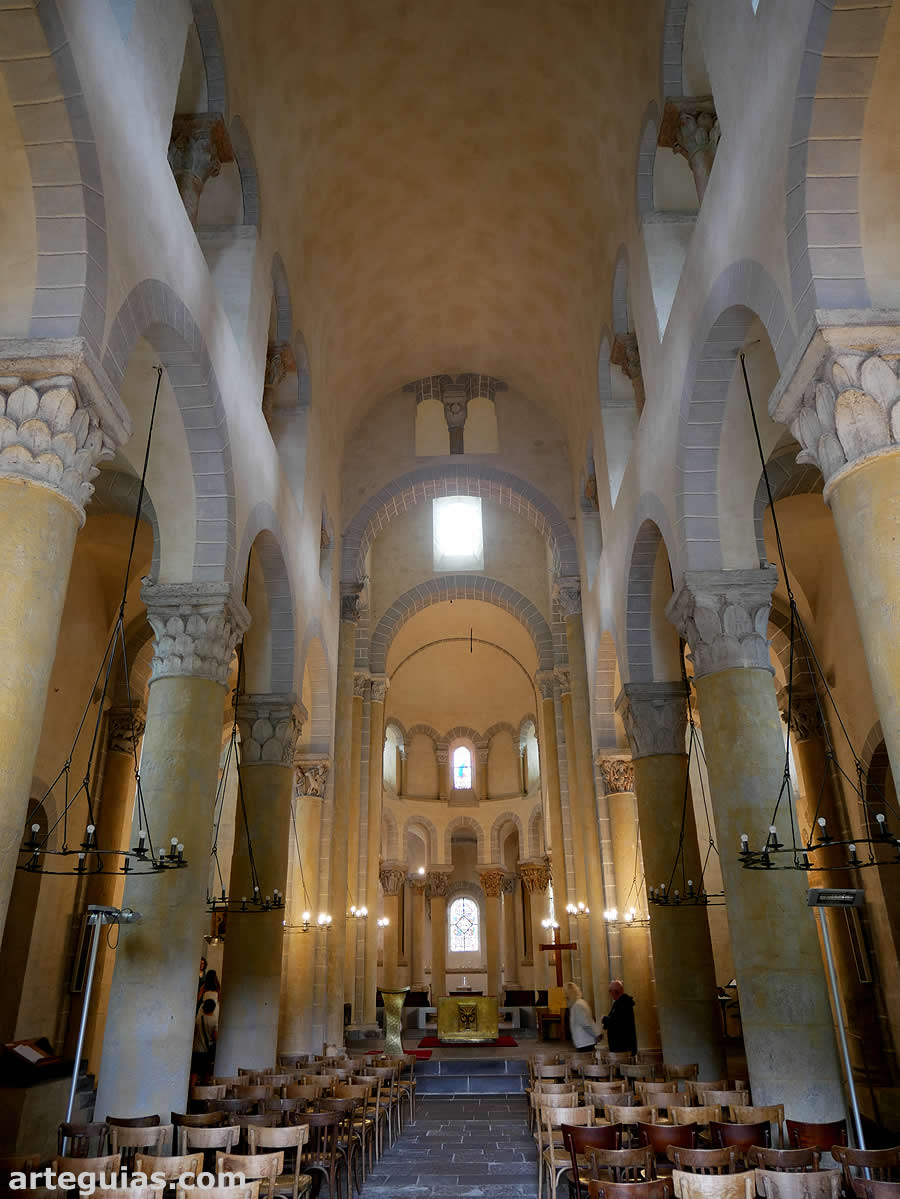 Aspecto interior de la iglesia románica de Saint-Nectaire, Auvernia