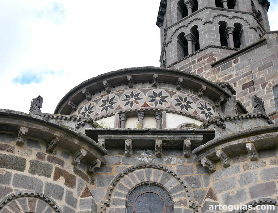 Decoración polícroma de la cabecera de Saint-Nectaire