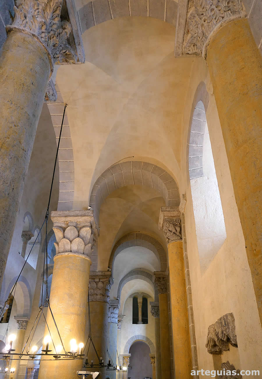 Nave lateral cubierta con bóvedas de arista