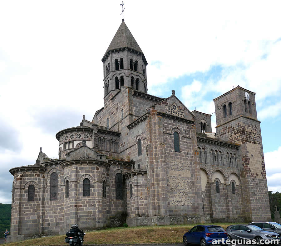 La iglesia de Saint-Nectaire es de lo mejor del románico de Auvernia y Francia