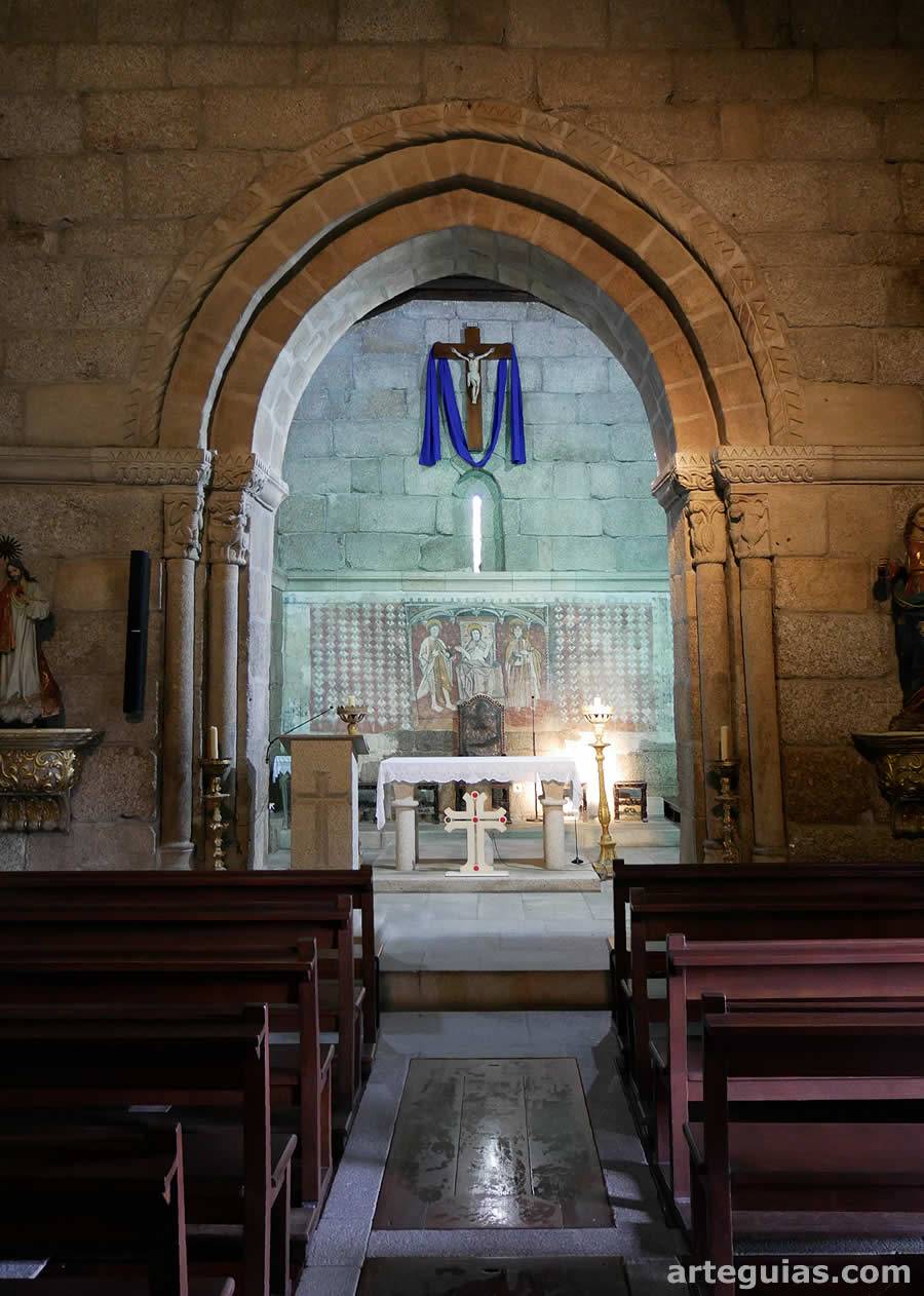 Interior de la iglesia del Salvador de Tabuado, Portugal