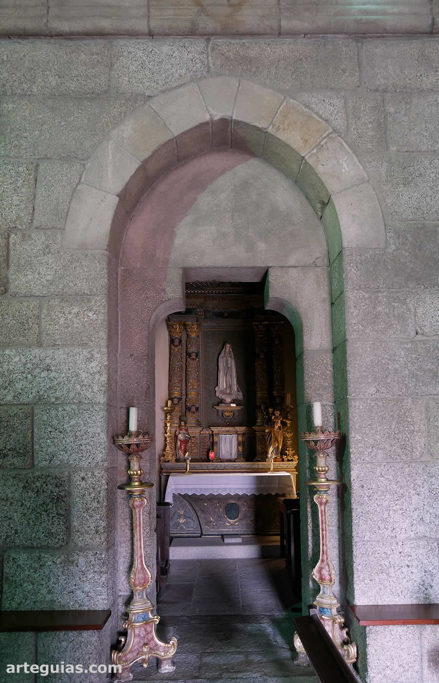 Puerta de acceso a la Capilla de Nuestra Señora de Fátima