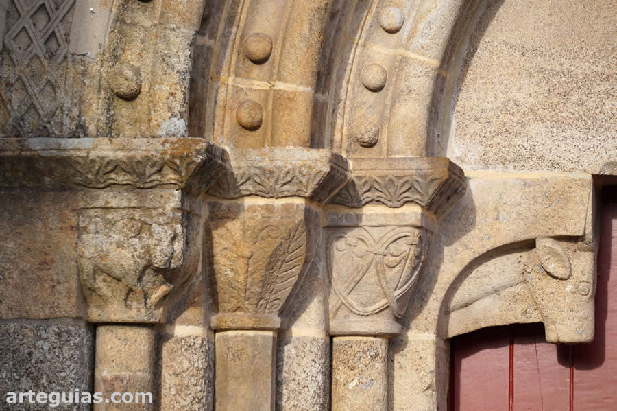 Capiteles, mochetas y arquivoltas