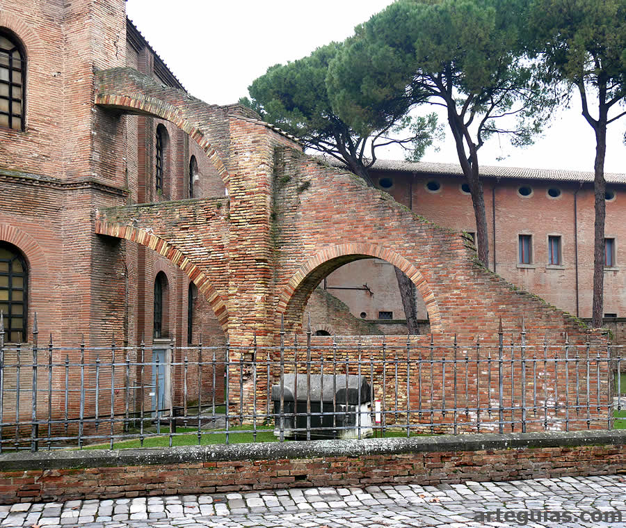 Arbotantes añadidos para estabilizar la estructura de la iglesia de San Vital