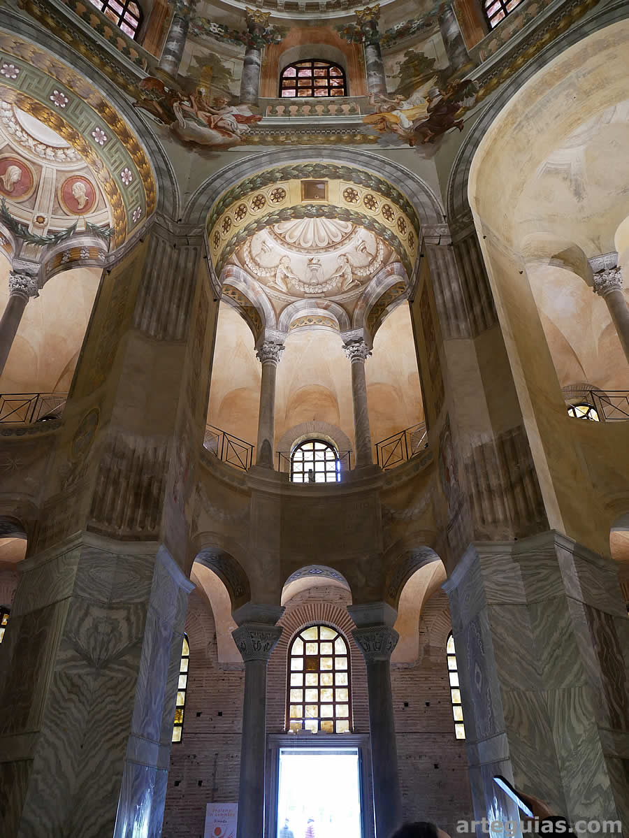 Doble piso con arquerías