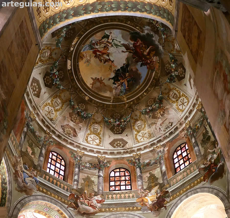 Cúpula central con pinturas del siglo XVIII