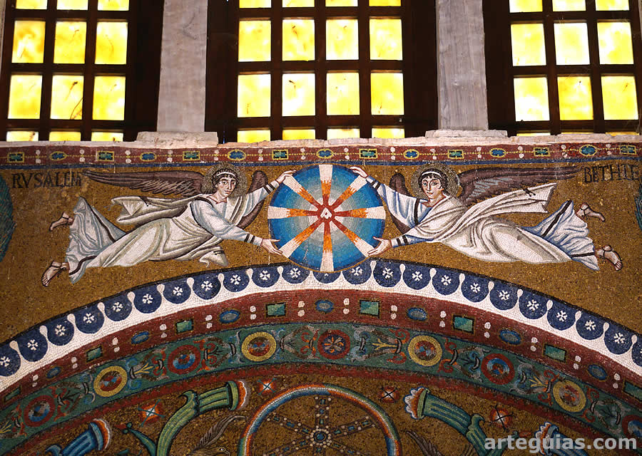 Mosaico de dos ángeles sostenendo una rueda solar cristológica