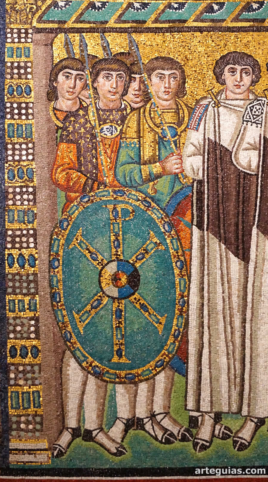 Soldados con un escudo que contiene un gran crismón