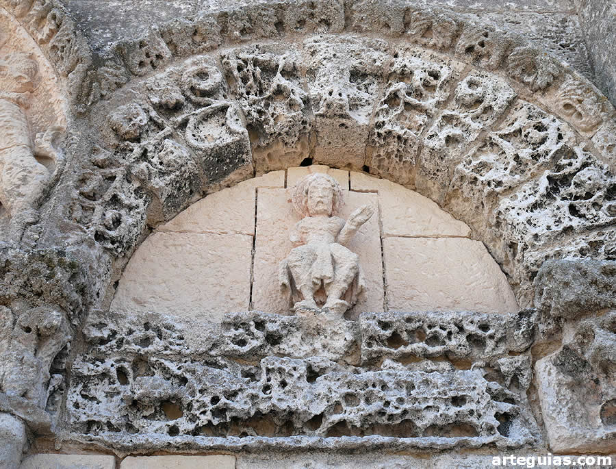 Tímpano del arco oeste de la puerta