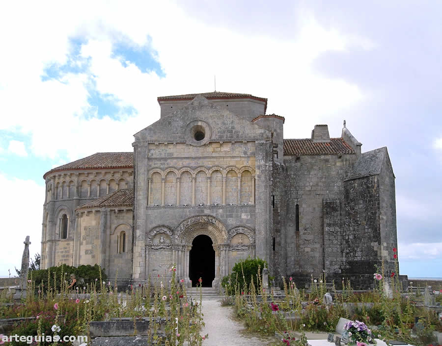 Iglesia de Talmont-sur-Gironde, vista desde el norte
