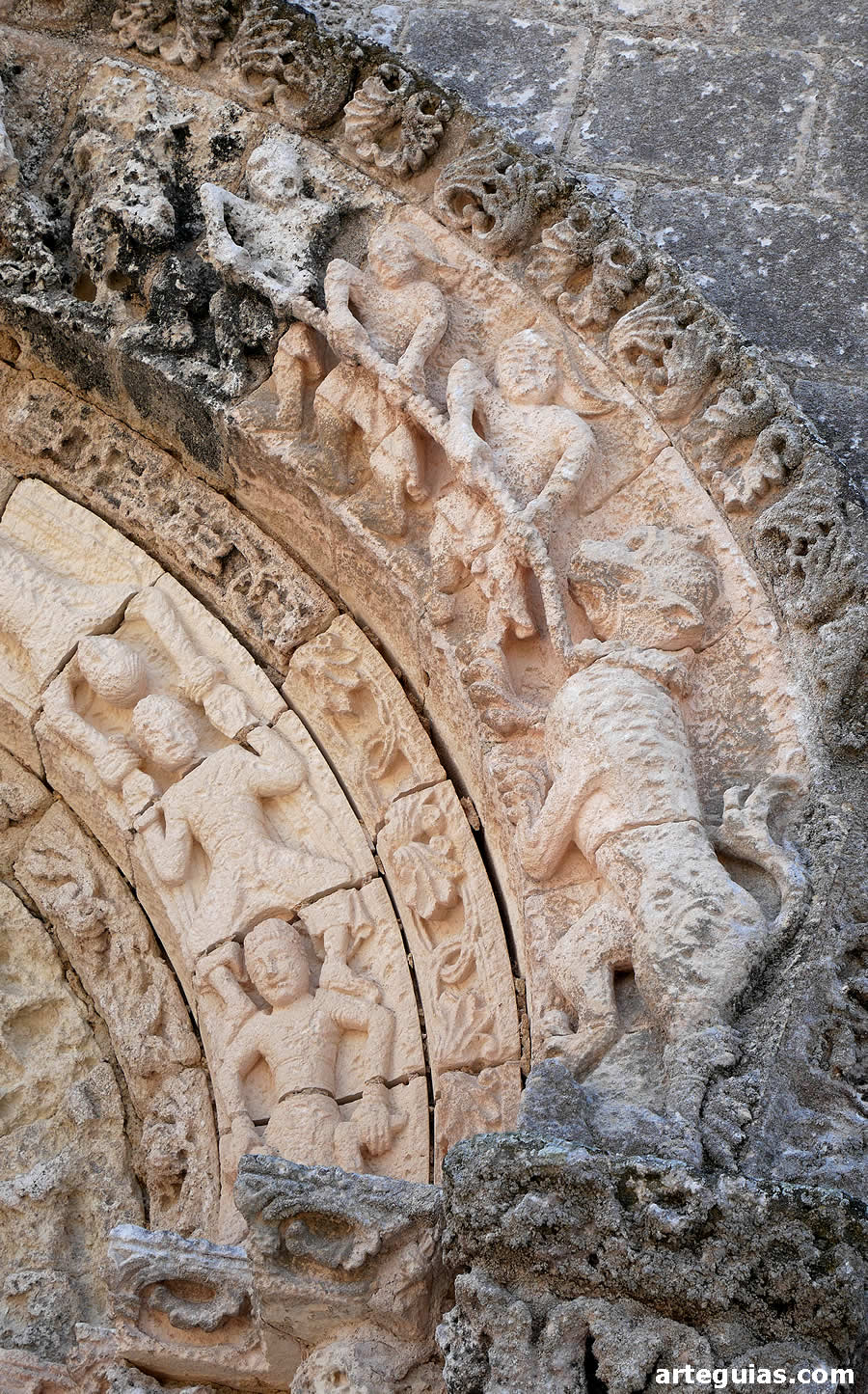 Hombres tirando de una cuerda anudada al cuello del león