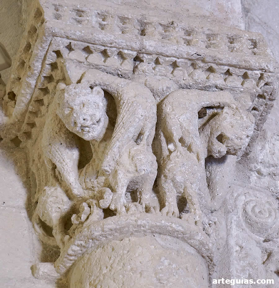 Capitel interior con aves posadas sobre los lomos de varios leones
