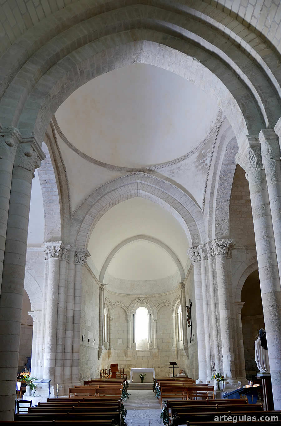 Nave y crucero de la iglesia de Talmont-sur-Gironde, Francia