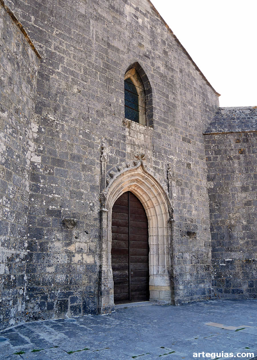 Fachada oeste construida tras la ruina de la nave
