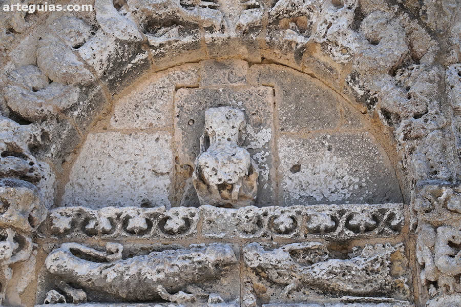 Tímpano del arco este