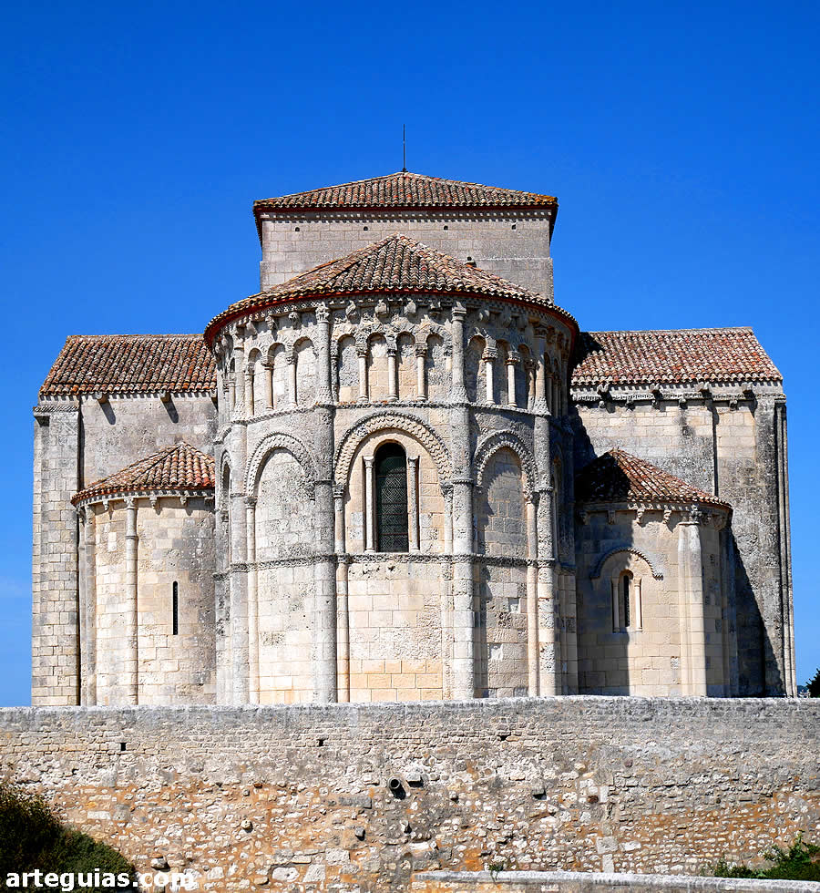 Perfecta arquitectura de la Iglesia de Talmont-sur-Gironde
