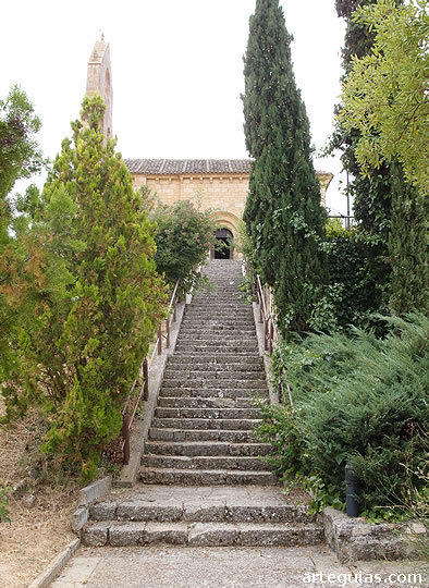 Escaleta que lleva a la iglesia del Castillo, T&aacute;mara de Campos