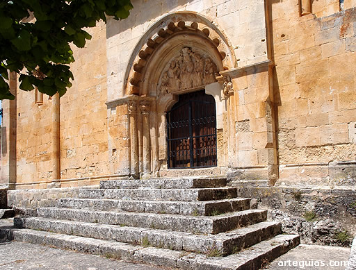 Fachada sur de la iglesia de Gredilla de Sedano, Burgos