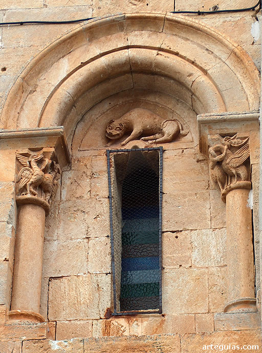 Uno de los ventanales del muro sur de la iglesia de Gredilla de Sedano, Burgos
