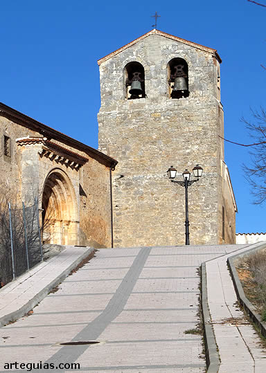 Iglesia de Osona: puerta y espada&ntilde;a