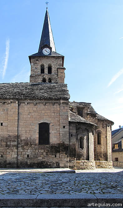 La iglesia vista desde el sur, al amanecer